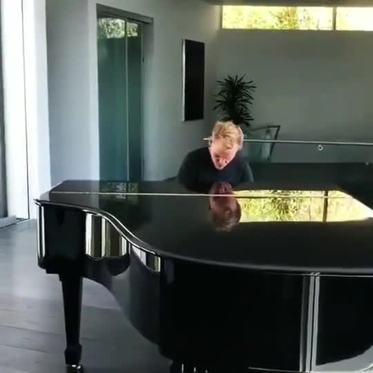 Avicii played a piece of piano music.