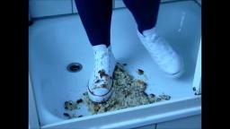 Jana crushes a cake with her white Converse Chucks, messy and fills them with it and wash it afterwa