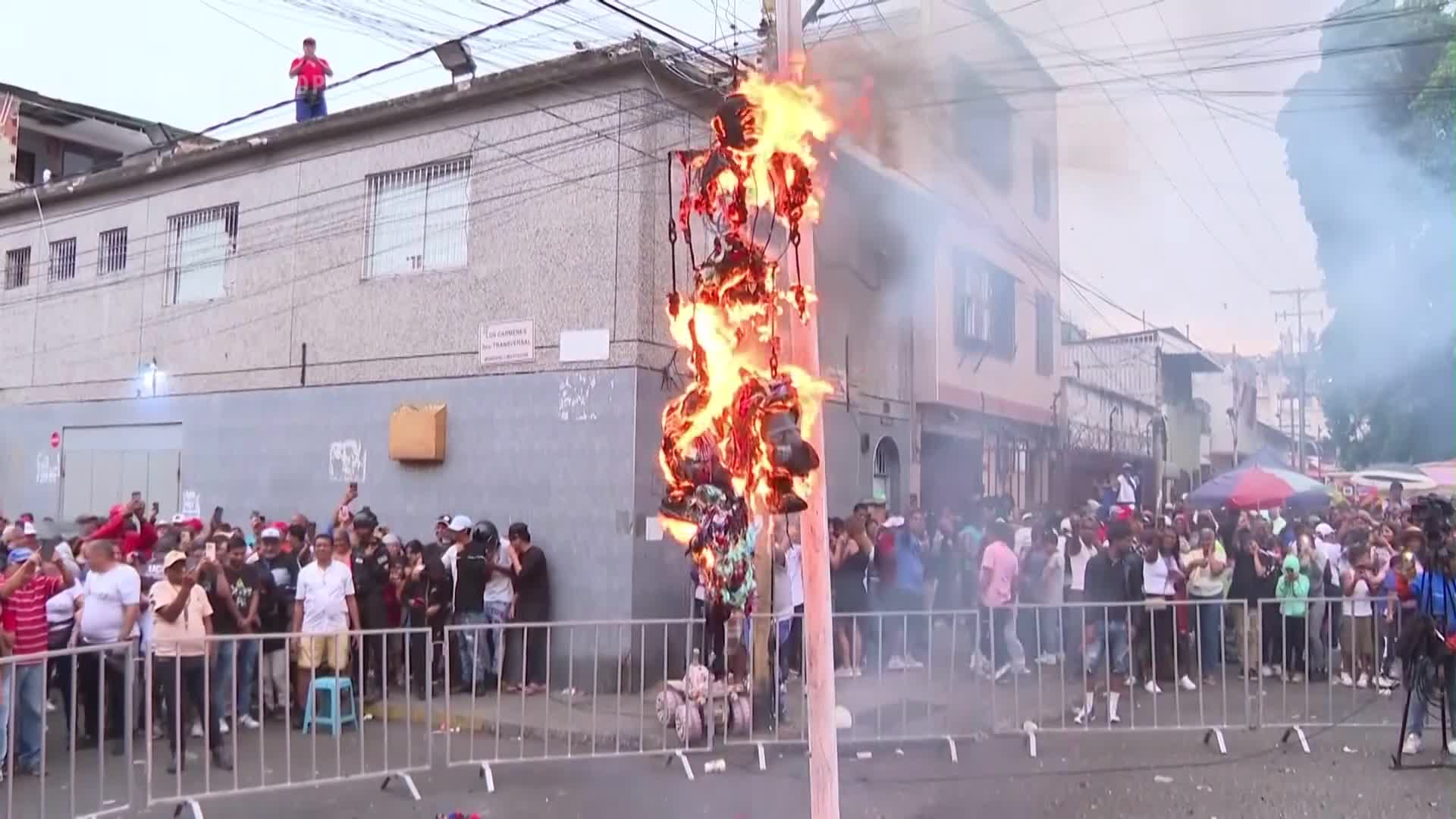 Venezuelanos? queimaram boneco de Bukele